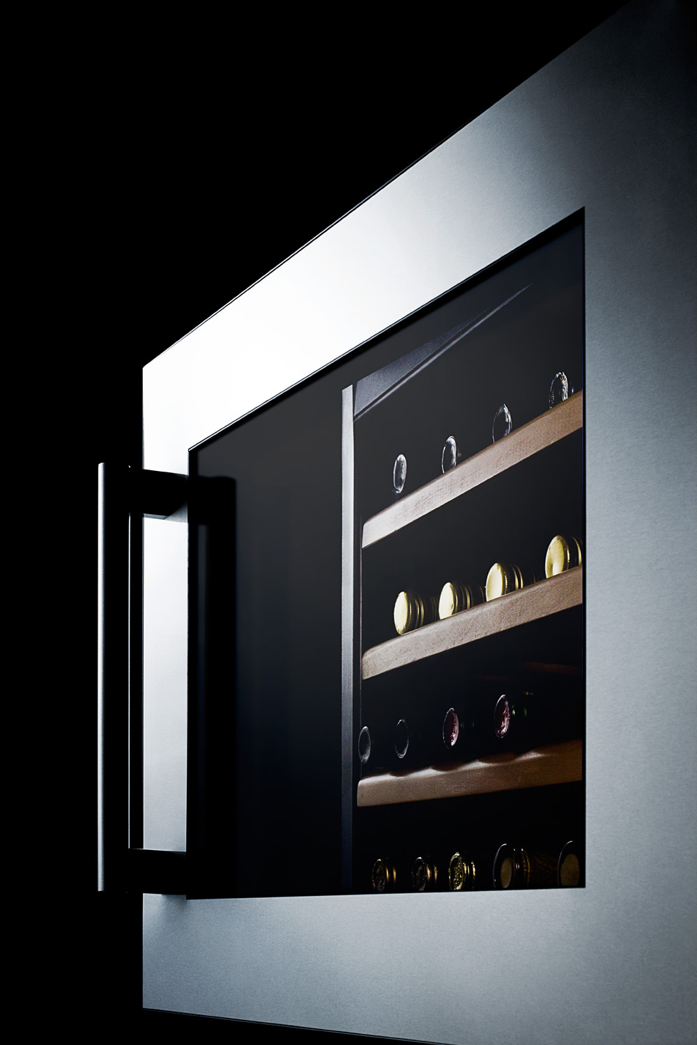 28 bottle fully integrated commercial wine cellar designed for the display and refrigeration of beverages, with digital controls and LED lighting